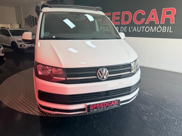 Volkswagen California Beach blanca vista frontal en concesionario Speedcar
