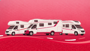Camper Carado moderno blanco estacionado en paisaje montañoso